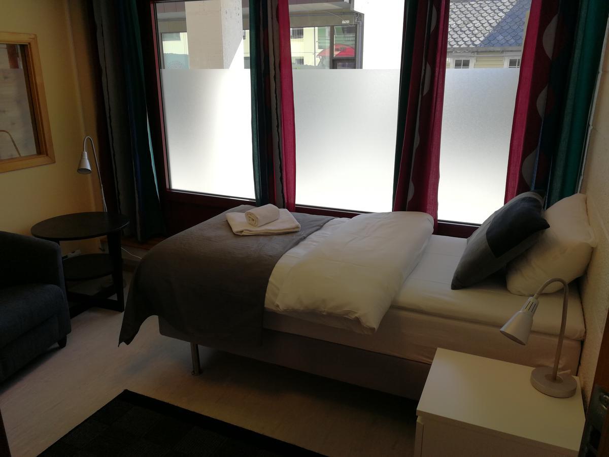 Volda Hostel, Bed And Breakfast As Lauvstad Exterior photo